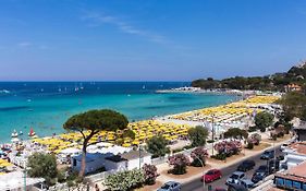 Camera con bagno condiviso di fronte spiaggia